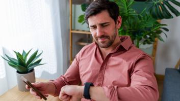 Un hombre mirando su reloj