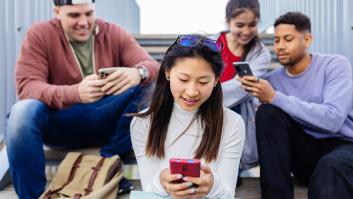 Los investigadores coinciden: "Los jóvenes de hoy pasan con sus amigos la mitad del tiempo que pasaban en 2010; las redes sociales son las más poderosas del mundo y sus críticos no están ganando"