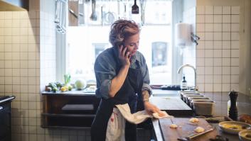 Mujer limpiando mientras habla por el móvil.