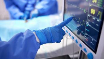 Un trabajador sanitario controlando las constantes vitales de un paciente, en una imagen de archivo