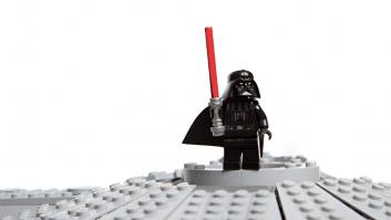 Un LEGO de Star Wars de una nave y Darth Vader