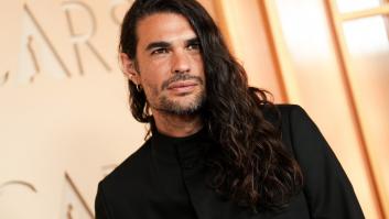 Óliver Laxe en la alfombra roja de los Oscar 2026.