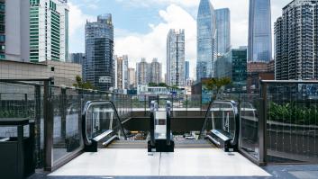 China inaugura la escalera mecánica urbana más larga del mundo: cuenta con la altura de un rascacielos de 80 pisos