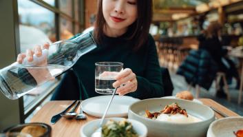 Marta León, experta en microbiota: "Beber mucha agua mientras se come puede frenar la digestión"