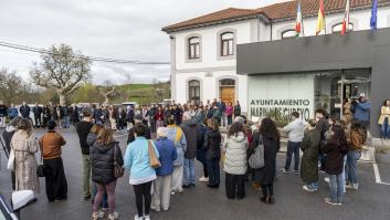 El Ayuntamiento de Marina de Cudeyo, Cantabria, guarda un minuto de silencio frente a su sede en señal de condena y repulsa por el reciente asesinato por violencia de género ocurrido en Pedreña.