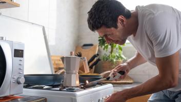 Hombre preparando un café