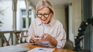 Mujer de negocios haciendo gestiones