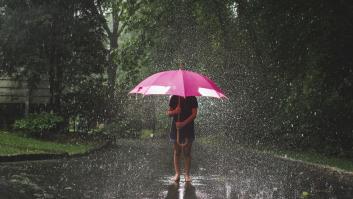 Una mujer se protege de la tormenta