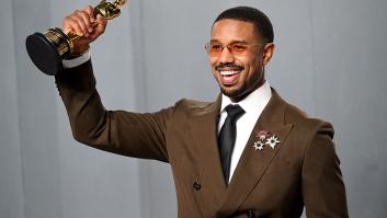 Michael B. Jordan con el Oscar por su interpretación en 'Sinners'.
