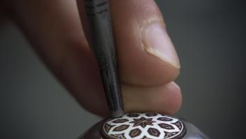 Mariano, maestro damasquinador de Toledo con 88 años: "Llevo más de 70 años en el oficio y todavía trabajo: solo quedan entre 15 y 20 damasquinadores dados de alta en toda España"