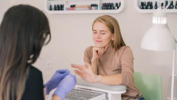 Una mujer haciéndose las uñas en un salón