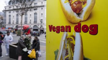 Cartel publicitario de salchicha vegana