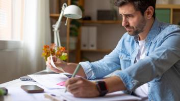 Un hombre calcula cuánto va a pagar