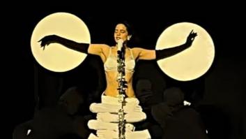 Rosalía durante la actuación de 'La Perla' en el 'Lux Tour' en Lyon.