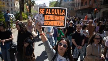 Un grupo de manifestantes protestan contra la creciente escasez de vivienda en Palma (Mallorca), el 5 de abril de 2025.
