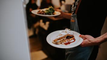 Un hostelero avisa: "Hay una cosa que los clientes hacen con la intención de ayudar, pero realmente no ayudan"