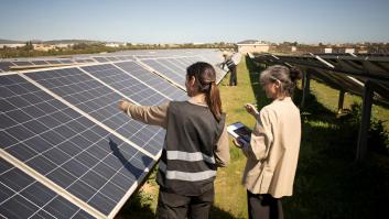 Ingeniera mostrando paneles solares a un empresario veterano durante una visita a la central eléctrica