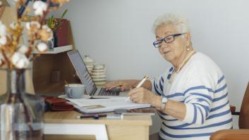 Una mujer mayor revisa sus cuentas