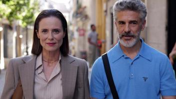 Escena de Aitana Sánchez-Gijón y Leonardo Sbaraglia en 'Amarga Navidad'.