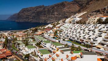 Panoramic view of Los Gigantes in Tenerife, with white terraced buildings and dramatic cliffside by the ocean.