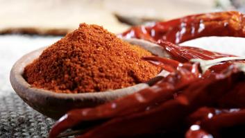 Un cuenco lleno de pimentón de un color rojo intenso