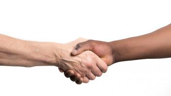 Inés Moreno Sánchez, traumatóloga: "Un apretón de manos predice si tendrás Alzheimer en 10 años: las personas con menos fuerza tienen un 54% más de riesgo de demencia"