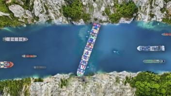 El barco que bloqueó el Canal de Suez durante seis días del que habla el historiador.