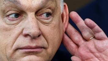 El primer ministro húngaro, Viktor Orbán, se lleva la mano a la oreja mientras habla con la prensa a su llegada al Consejo Europeo de Bruselas (Bélgica), el 19 de marzo de 2026.