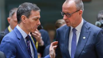 Friedrich Merz y Pedro Sanchez en una reunión informal en el Consejo de Europa este jueves. (Bélgica, Ucrania, Bruselas) EFE/EPA/OLIVIER HOSLET