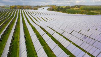 Dinamarca genera el 90% de su electricidad con renovables y su palabra del año es "campos de hierro": la rebelión rural contra los paneles solares que también está llegando a España