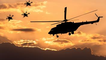 Helicóptero junto a drones.