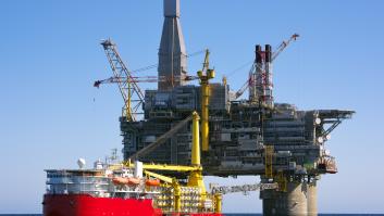 Rusia anuncia escoltas armadas para proteger su flota fantasma de petroleros tras el ataque de Ucrania con drones a uno de sus barcos