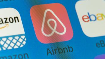 Imagen de archivo del ícono de la app de Airbnb en un teléfono móvil.