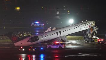 Los equipos de emergencia atienden el avión de Air Canada Express, tras el choque en pista con un vehículo, el 23 de marzo de 2026.
