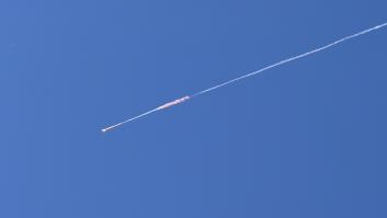 Un misil lanzado desde Irán se ve desde el cielo de Cisjordania.