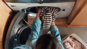 Los investigadores chinos no dan crédito: crean un tejido que se limpia solo sin detergente y reduce el consumo de la lavadora un 82% después de 100 lavados