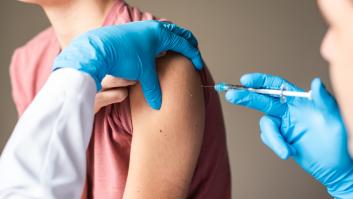 El brote de meningitis B de Reino Unido pone en guardia a los padres españoles: la Asociación Española de Pediatría propone extender la vacunación a los adolescentes