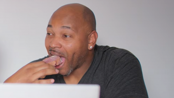 Una española le explica a su marido americano por qué la merienda de su abuela era pan duro con vino y azúcar: "En EEUU eso es comida de ricos, aquí era lo que había cuando no había nada"