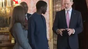 Letizia ve al escolta del presidente de Senegal y el gesto que tiene con él dice mucho de cómo es ella