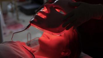 Las máscaras LED de luz roja cuestan hasta 350 euros pero los estudios que las respaldan no tienen grupo de control: así funciona el marketing que vende "linternitas a precio de oro"