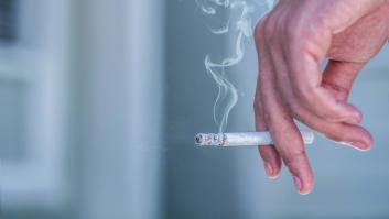 Un fumador sosteniendo un cigarrillo