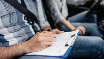 Un instructor evaluando a una joven en el permiso de conducir