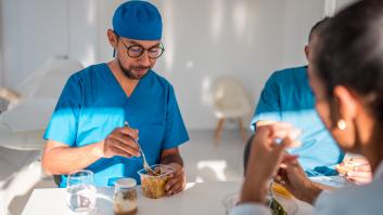 Álvaro Campillo, médico: "Por la mañana desayuno un café con 14 especias. Después tomo un té y nada más hasta el mediodía, solo hidratación"
