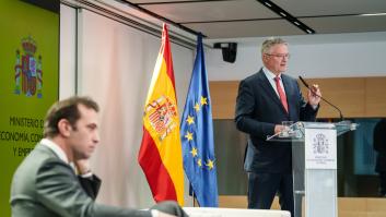 El Secretario General de la OCDE, Mathias Cormann durante una visita a Madrid con el ministro Carlos Cuerpo en primer plano