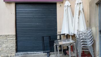 Recoge las mesas, apaga las luces del bar y aparecen dos clientes a última hora: "¿No me puedes poner nada?"