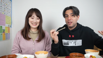 Una japonesa explica los modales que los españoles rompen en Japón: “Aquí dan manuales a los empleados para aprender a comportarse en una comida de trabajo”
