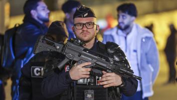 Un policía francés armado ante un partido de fútbol en el Stade de France, en Saint-Denis.