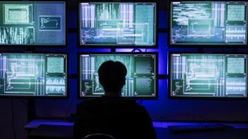 Una persona monitorizando seis pantallas