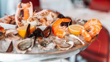 Piden ostras, gambas y pescado fresco, llega una cuenta de 387,50 euros y usan la estafa del cigarro y el bolso