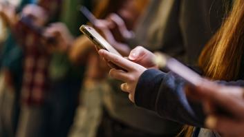 Jóvenes utilizando móviles.